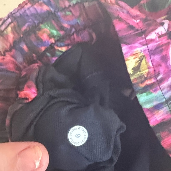 lululemon athletica Multi color hotty hot shorts size 6) excellent condition - Picture 2 of 3